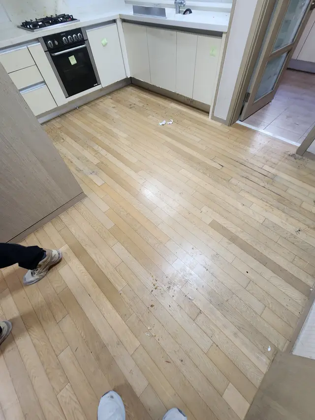 바닥재 철거와 잔여물 정리 작업 현장