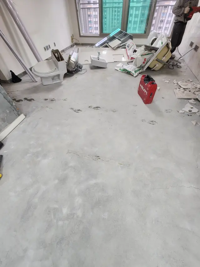 바닥재 철거와 잔여물 정리 작업 현장