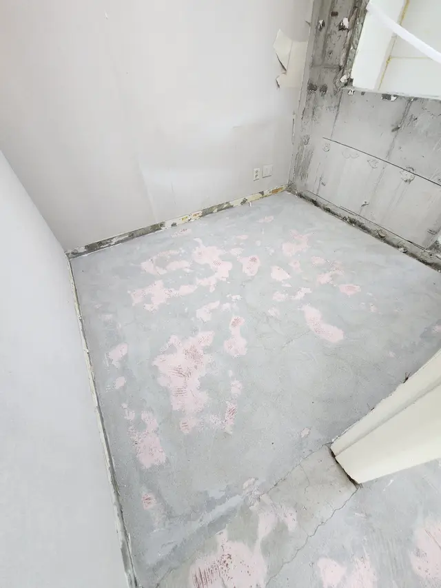 바닥재 제거 작업이 진행 중인 현장