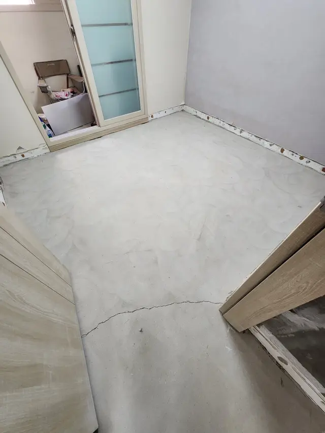 바닥재 철거와 잔여물 정리 작업 현장