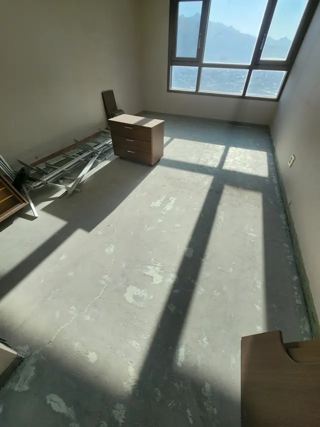 바닥재 철거와 잔여물 정리 작업 현장