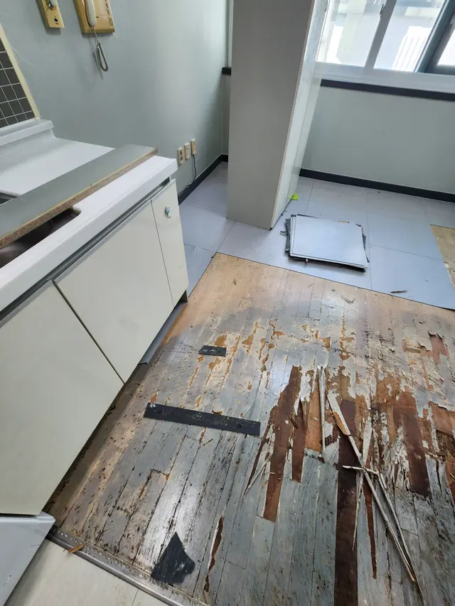 바닥재 철거와 잔여물 정리 작업 현장