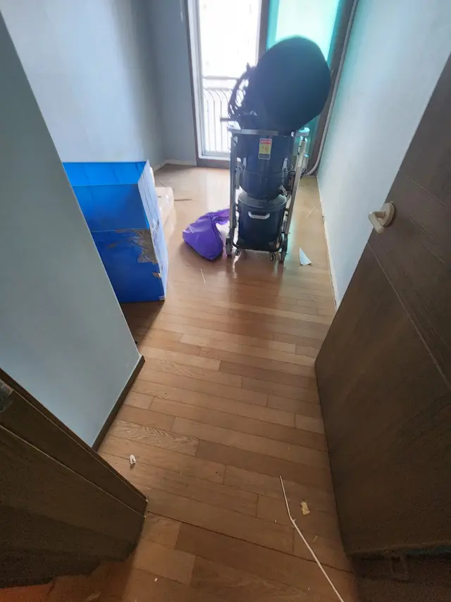 바닥재 철거와 잔여물 정리 작업 현장
