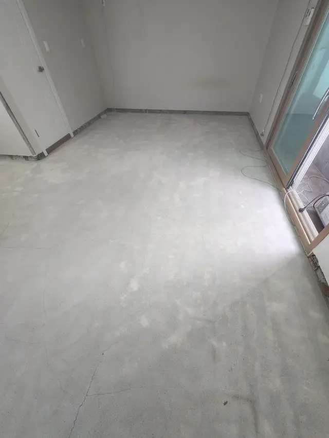 바닥재 철거와 잔여물 정리 작업 현장