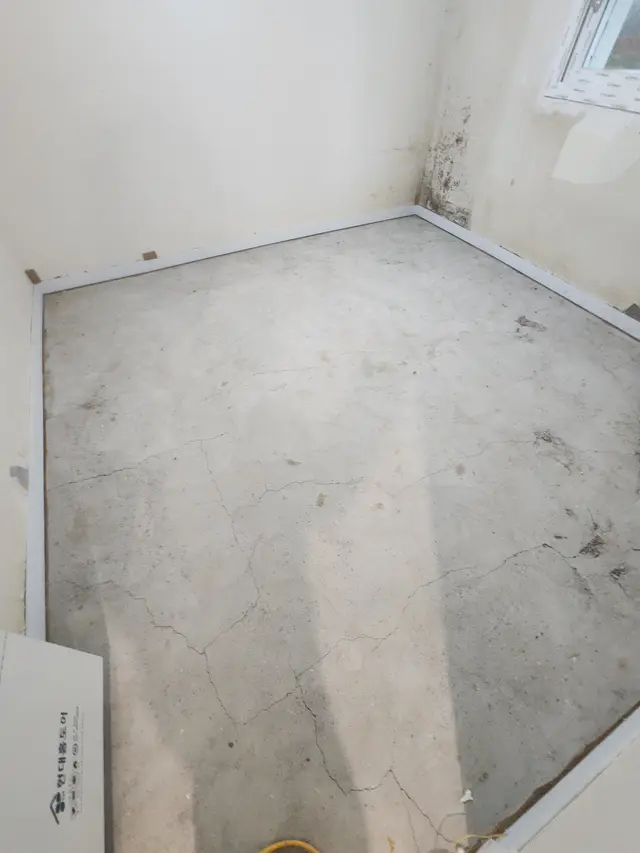 바닥재 철거와 잔여물 정리 작업 현장