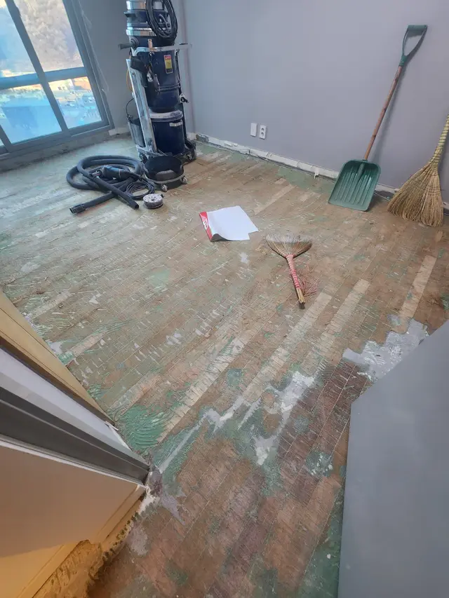 바닥재 제거 작업이 진행 중인 현장