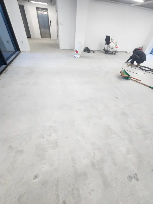 바닥재 철거와 잔여물 정리 작업 현장