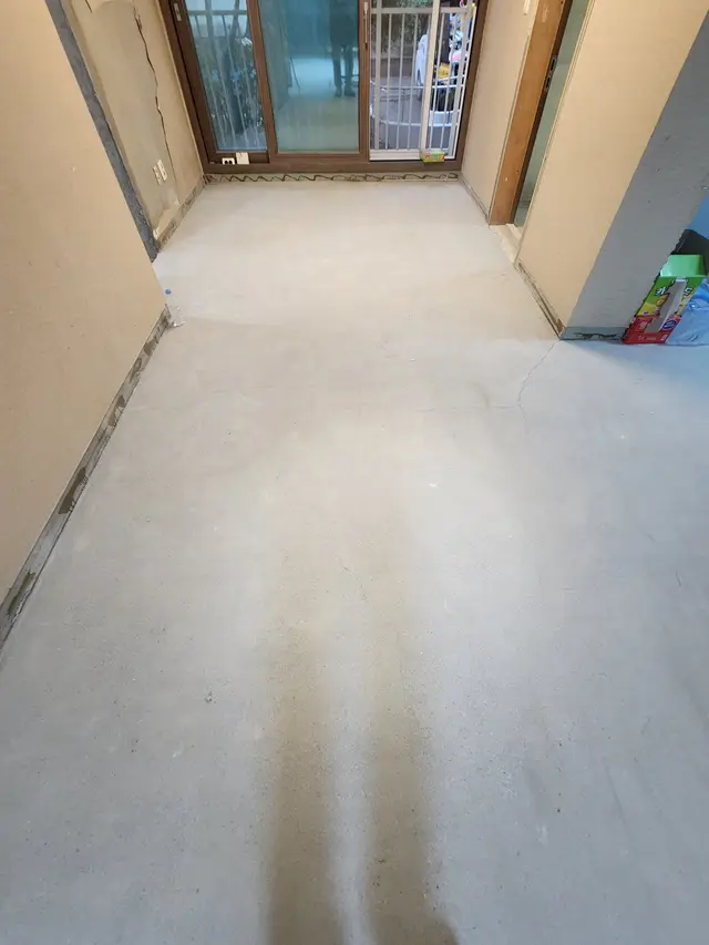 바닥재 철거와 잔여물 정리 작업 현장