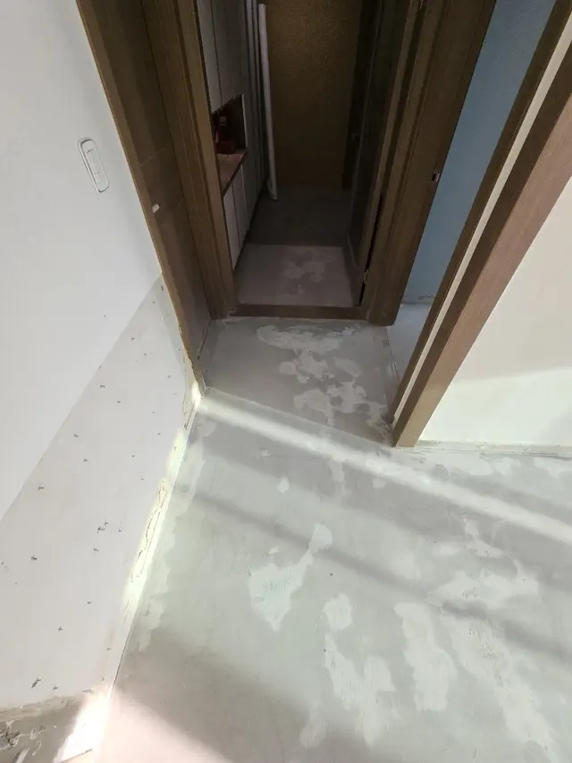 바닥재 철거와 잔여물 정리 작업 현장