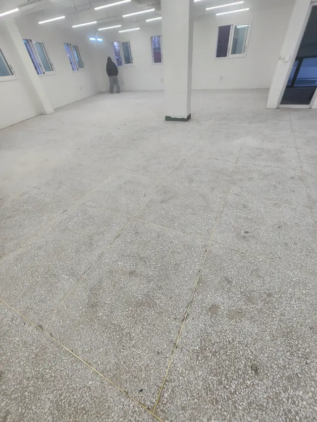바닥재 철거와 잔여물 정리 작업 현장