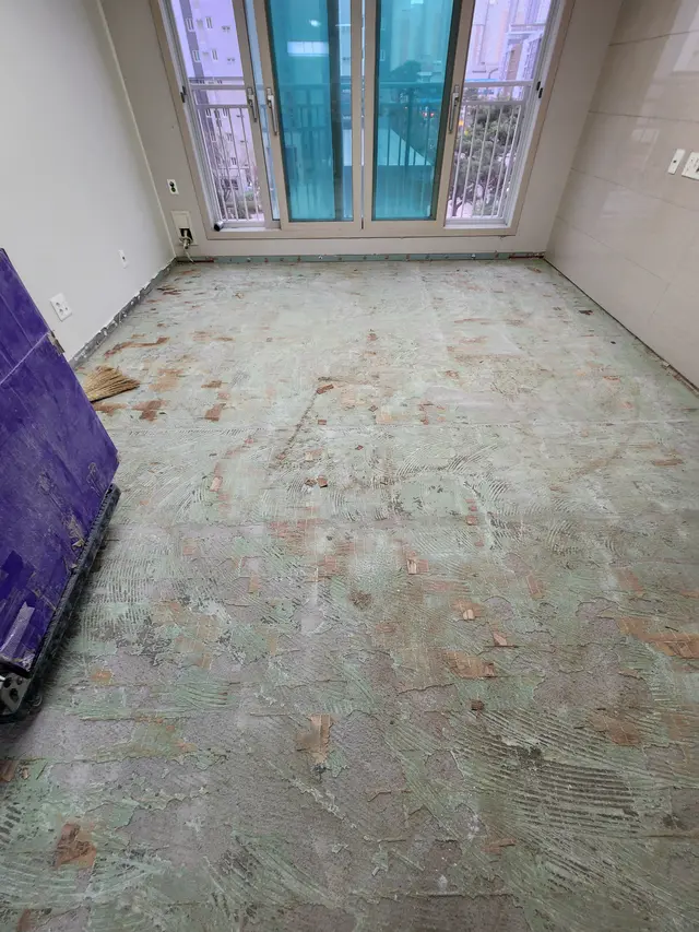 바닥 철거·샌딩 작업 참고 이미지