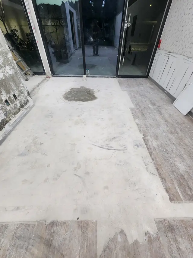 바닥재 제거 작업이 진행 중인 현장