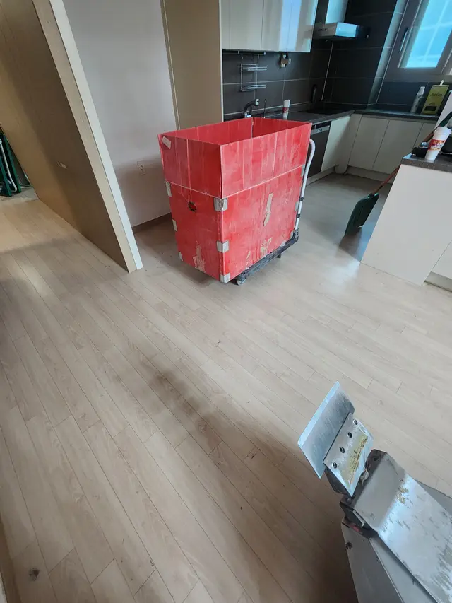 바닥재 철거와 잔여물 정리 작업 현장